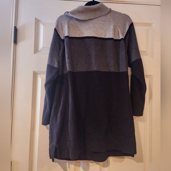 Eighty Eight Woman gray and black cowl neck sweater 2X - Picture 4 of 4